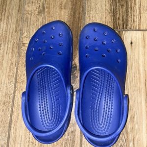 Navy crocs size 7 women or 5 mens